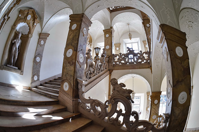 Als Hochzeitsfotograf im Schloss Mirabell begleitet der Hochzeitsfotograf für Salzburg, Liebende aus der ganzen Welt. Zu nächst geht es mit dem Prachtaufgang  „der Marmorstiege“  los, bevor das Brautpaar in den weltberühmten Marmorsaal kommt.