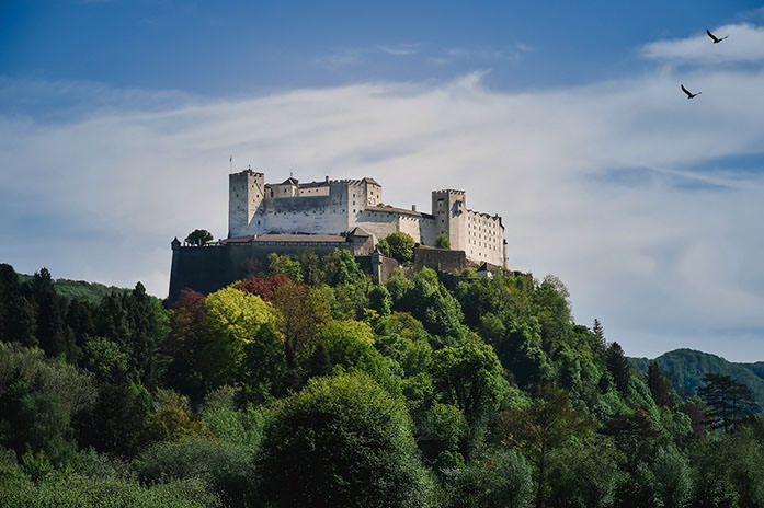 You come from abroad and get married in Salzburg? Then the wedding photographer accompanies you all day in Salzburg or even in the whole of Austria!