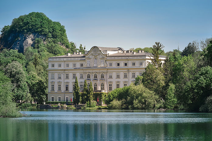 Als Hochzeits Fotograf im malerisch gelegenen Schloss Leopoldskron. Das Schloss hat als originaler Drehort des Films „Sound of Music“ weltweite Bekanntheit erlangt. Ihr erfahrener Profi Hochzeitsfotograf für Salzburg zum Festpreis. Save the Date!