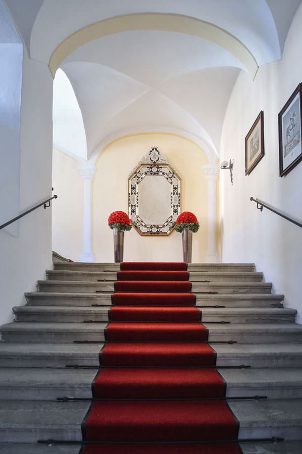 Ihre Hochzeit im Schloss begleitet der erfahrene Profi Hochzeits Fotograf, nicht nur in Mondsee sondern in ganz Österreich. Ein echter Geheimtipp ist das Standesamt Mondsee im Schloss Mondsee. Das Hochzeitspaar gelangt mit dem Hochzeitsfotografen über den prächtigen Aufgang in das Fürstenzimmer zum Ja-Wort.