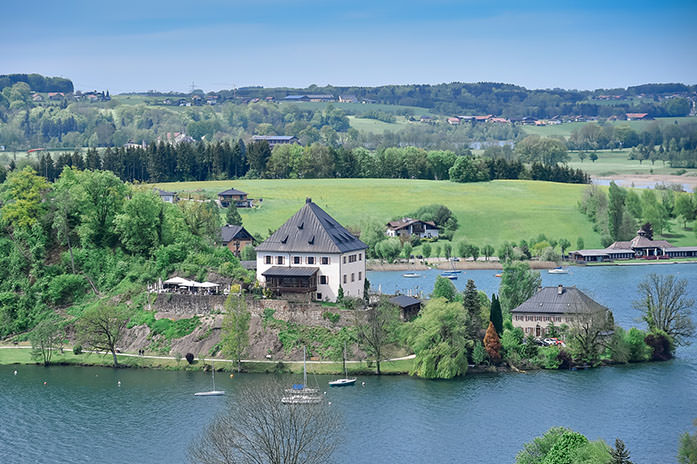 Auf der Hochzeitsmesse im Schloss Mattsee findet Ihr Euren Hochzeitsfotografen leider nicht. Der Hochzeitsfotograf nimmt an keiner Hochzeitsmesse teil. Unsere Bilder und Leistungen sollen Sie überzeugen, nicht ein Stand auf der Hochzeitsmesse! Übrigens, bei uns ist alles inkl. im Festpreis!