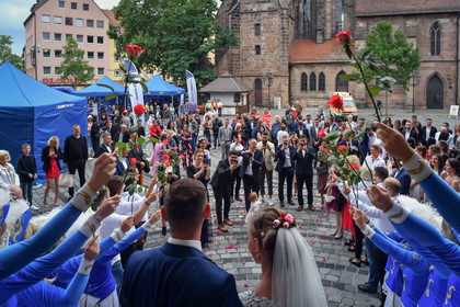 Hochzeitsfotos wenn das Brautpaar aus der Kirche kommt – so schön kann Hochzeitsfotografien sein! - 